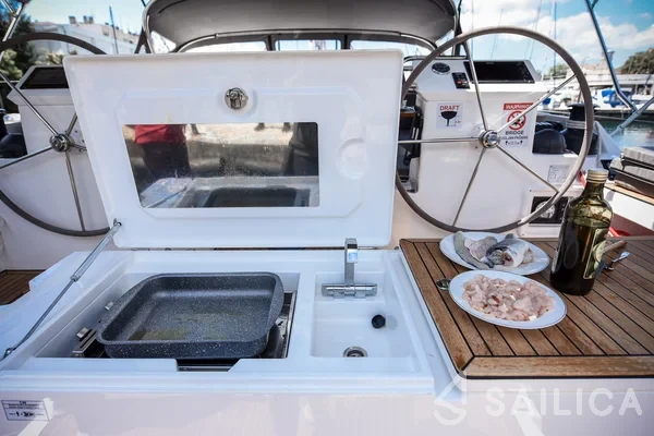 Bavaria C50 Style - 3 + 1 cab. - Yacht Charter Sailica