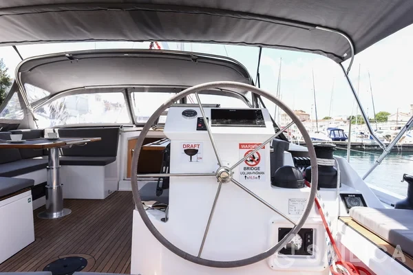 Bavaria C50 Style - 3 + 1 cab. - Yacht Charter Sailica