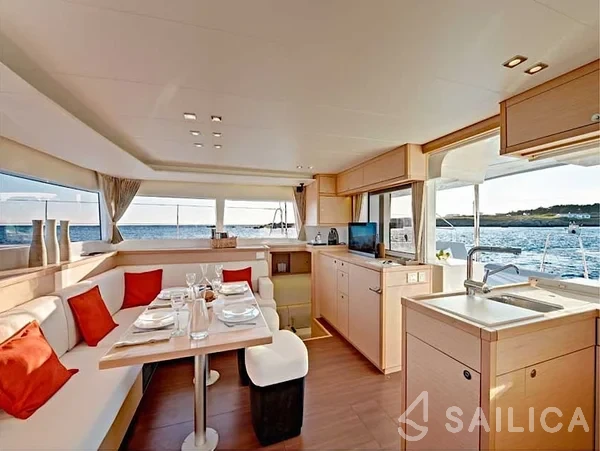 Lagoon 450  Flybridge - Yacht Charter Sailica
