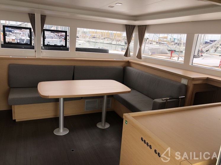 Lagoon 450  Flybridge - Yacht Charter Sailica