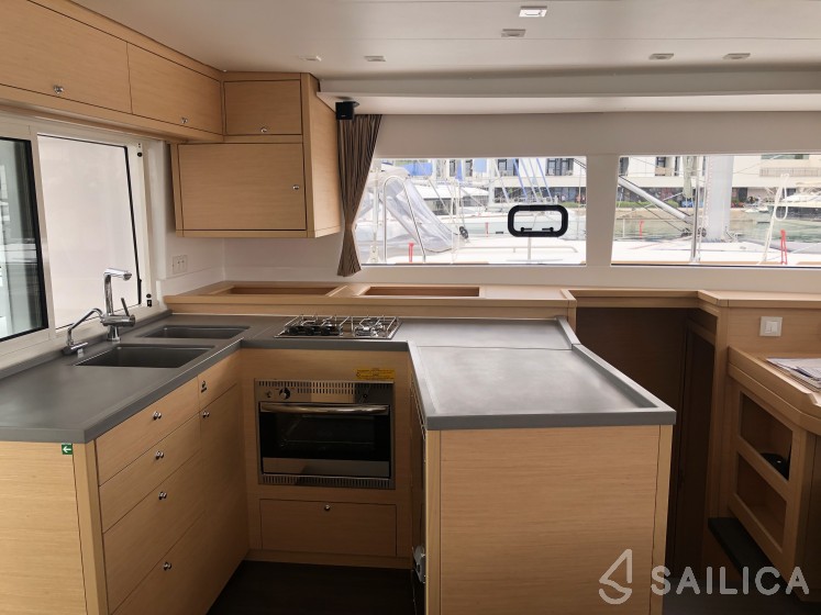Lagoon 450  Flybridge - Yacht Charter Sailica