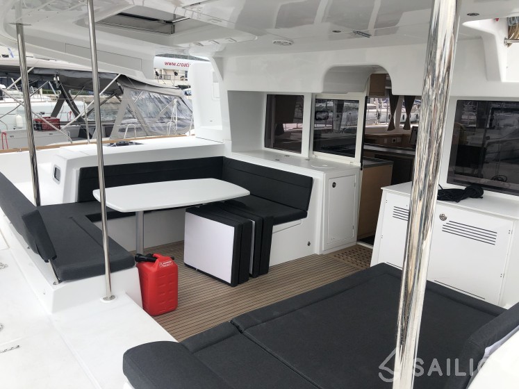 Lagoon 450  Flybridge - Yacht Charter Sailica