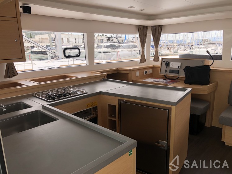 Lagoon 450  Flybridge - Yacht Charter Sailica