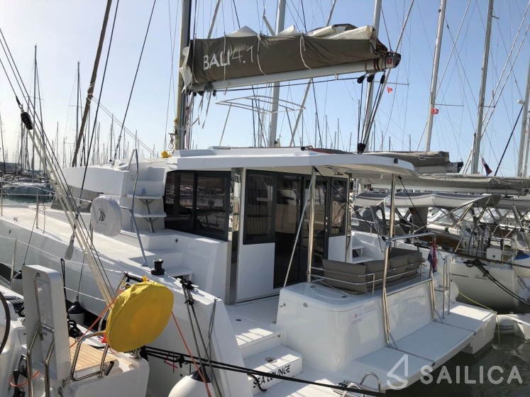 Bali 4.1 - Yacht Charter Sailica