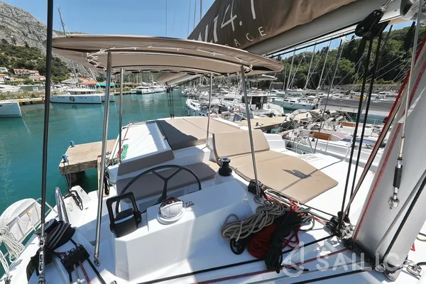 Bali 4.1 - Yacht Charter Sailica