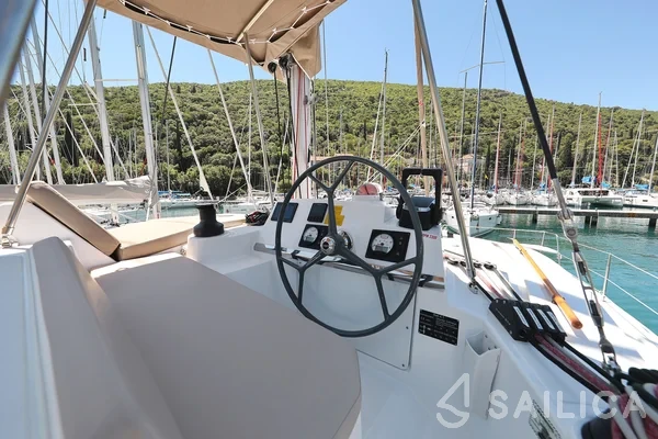 Bali 4.1 - Yacht Charter Sailica