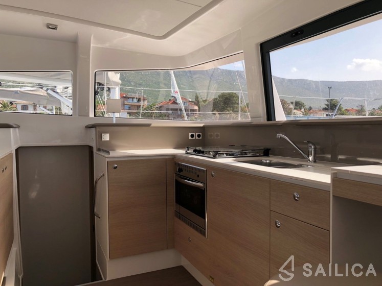 Bali 4.1 - Yacht Charter Sailica
