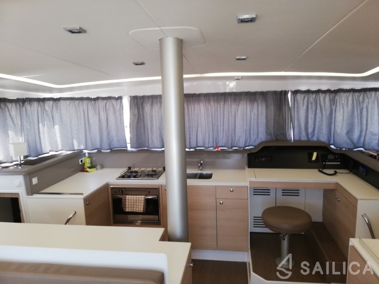 Bali 4.1 - Yacht Charter Sailica