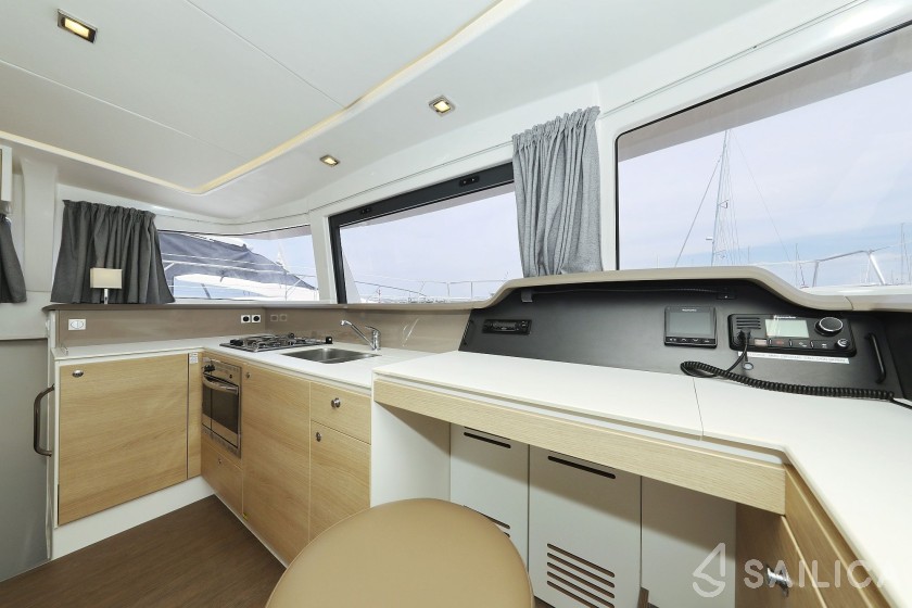 Bali 4.1 - Yacht Charter Sailica