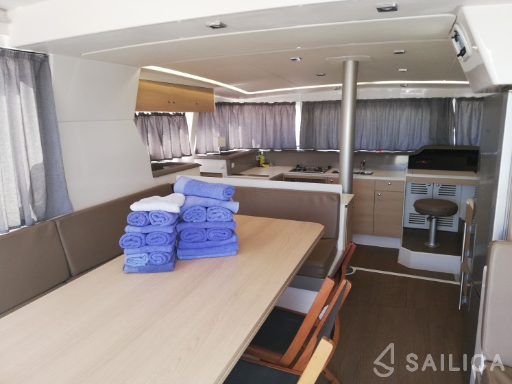 Bali 4.1 - Yacht Charter Sailica