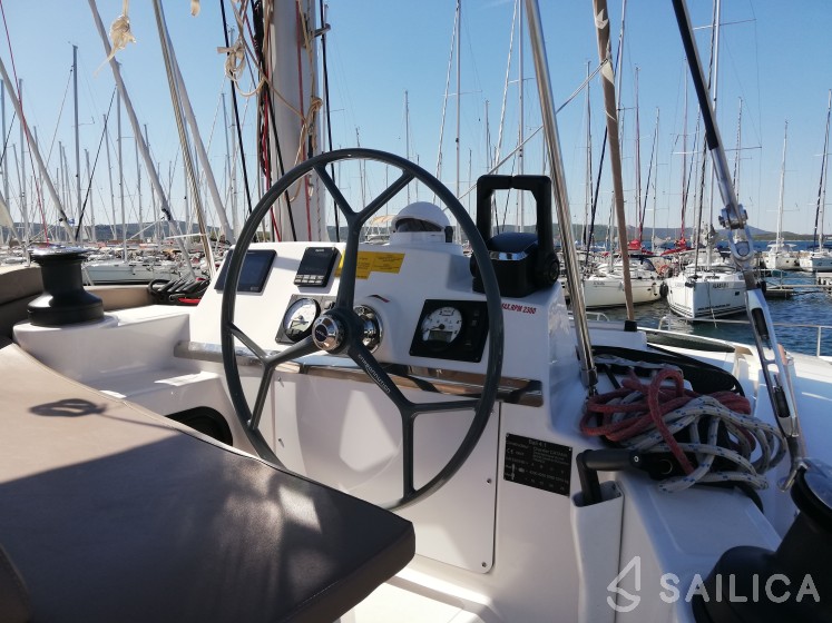 Bali 4.1 - Yacht Charter Sailica