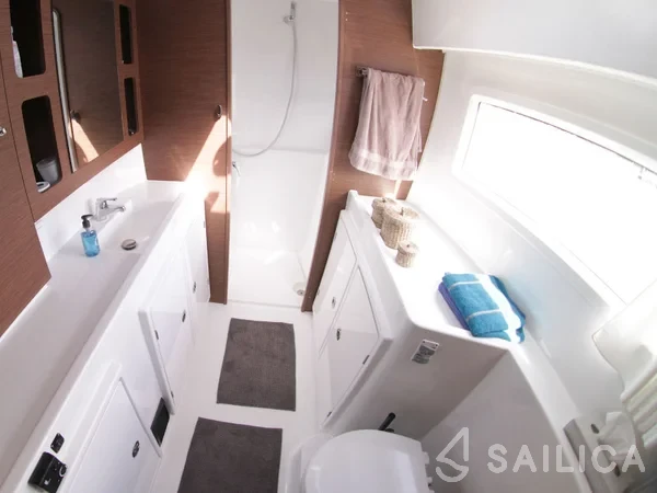 Lagoon 42 - Yacht Charter Sailica