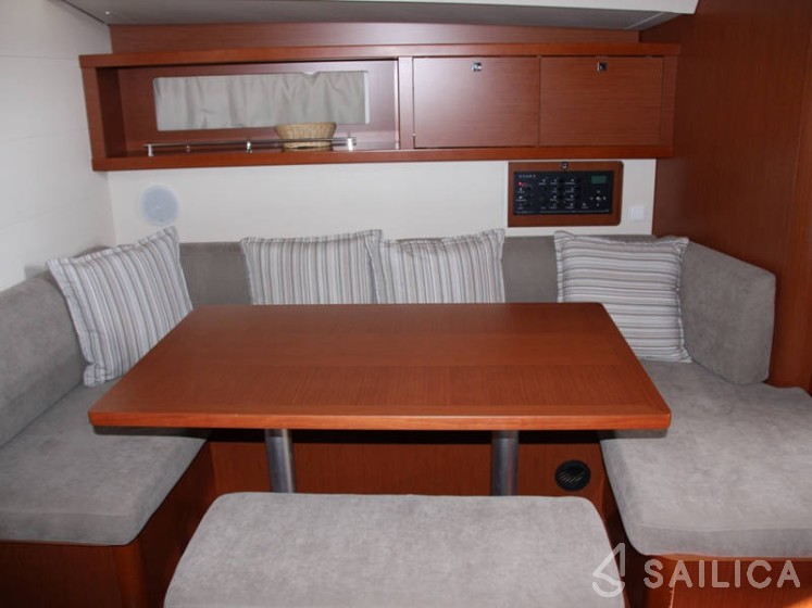 Oceanis 45 - Yacht Charter Sailica