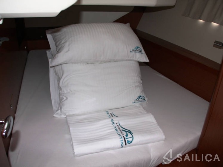 Oceanis 45 - Yacht Charter Sailica