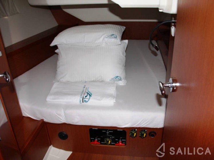 Oceanis 45 - Yacht Charter Sailica