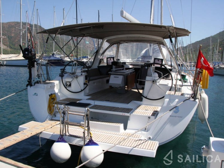 Oceanis 45 - Yacht Charter Sailica