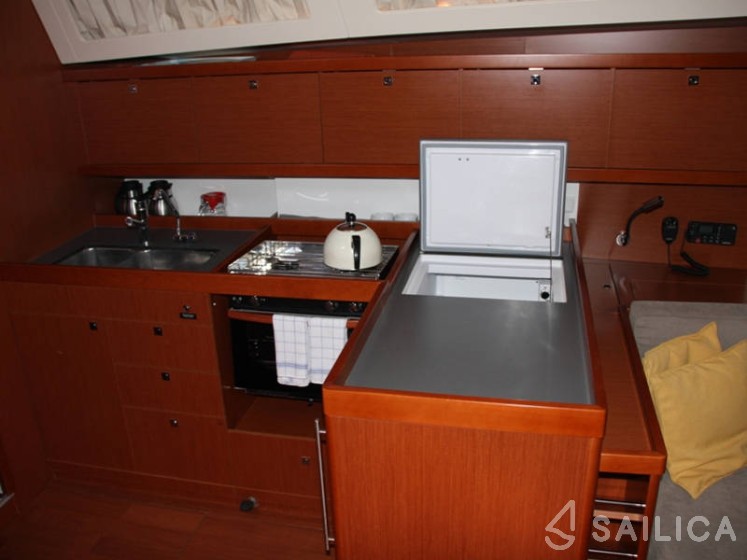 Oceanis 45 - Yacht Charter Sailica