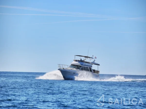 Yaretti 1570 Heck - Yacht Charter Sailica