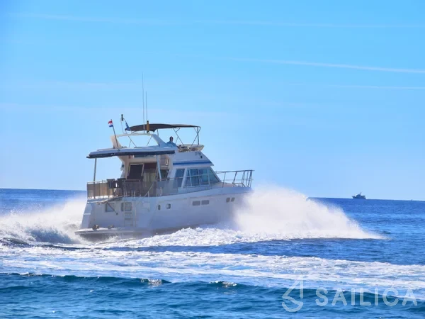 Yaretti 1570 Heck - Yacht Charter Sailica