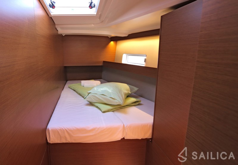 Sun Odyssey 490 - 5 cab. - Yacht Charter Sailica