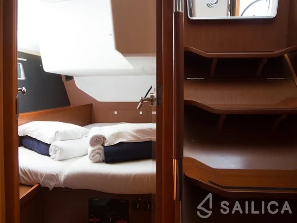 Oceanis 45 - Yacht Charter Sailica