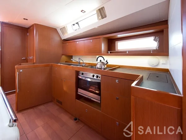 Oceanis 45 - Yacht Charter Sailica
