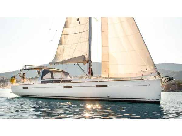 Oceanis 45 - Yacht Charter Sailica