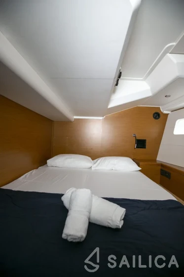 Jeanneau 54 - Yacht Charter Sailica