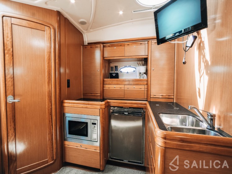 Bavaria 42 HT - Yacht Charter Sailica