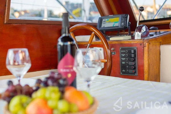 Leut - Yacht Charter Sailica
