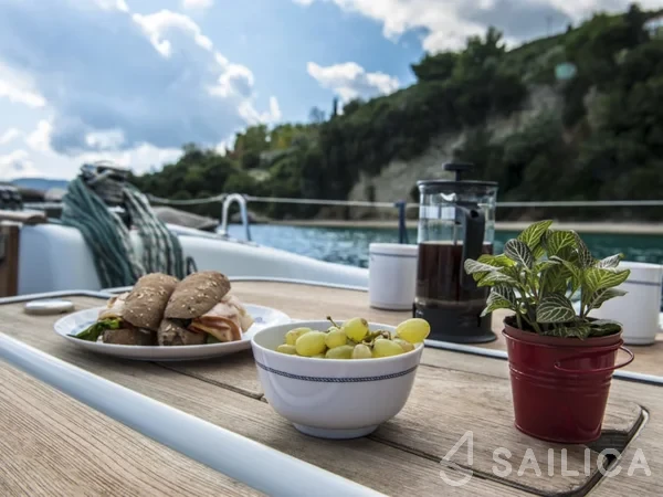 Oceanis 43 - Yacht Charter Sailica