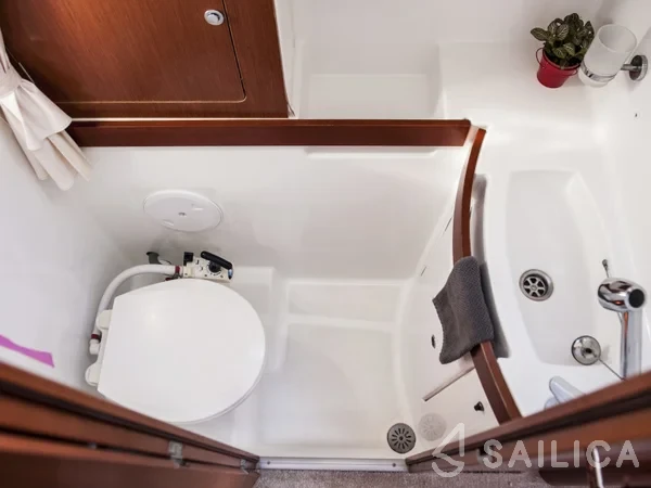 Oceanis 43 - Yacht Charter Sailica