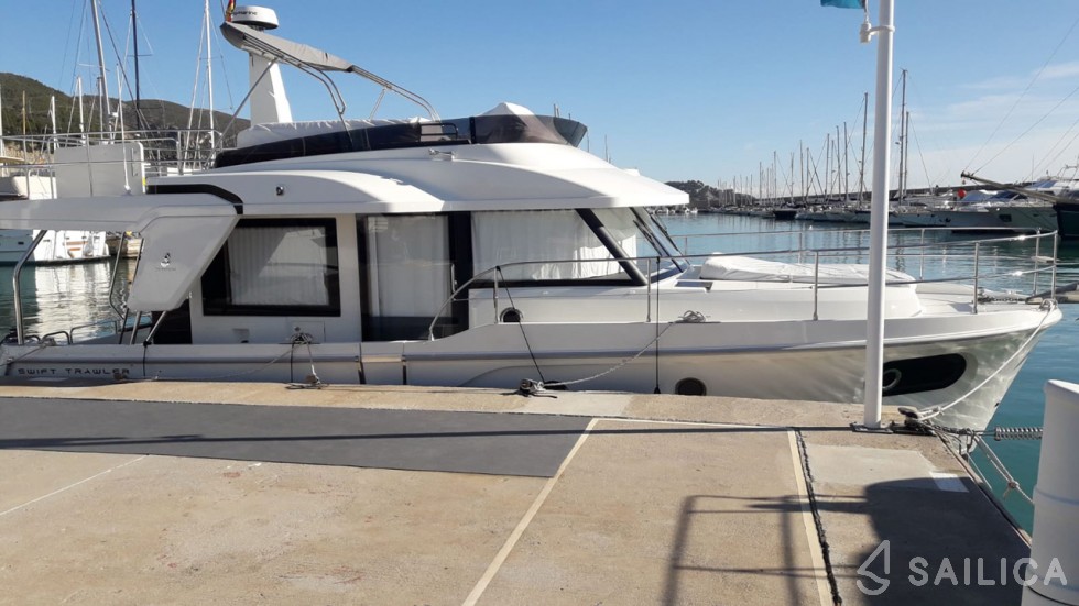 Swift Trawler 41 Fly - Yacht Charter Sailica