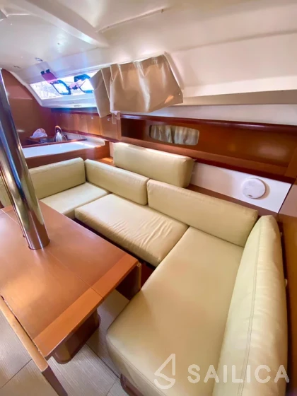 Oceanis 34 - Yacht Charter Sailica