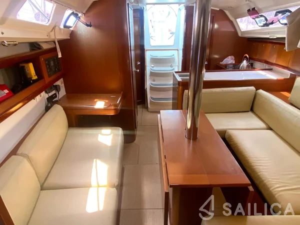Oceanis 34 - Yacht Charter Sailica