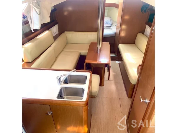 Oceanis 34 - Yacht Charter Sailica
