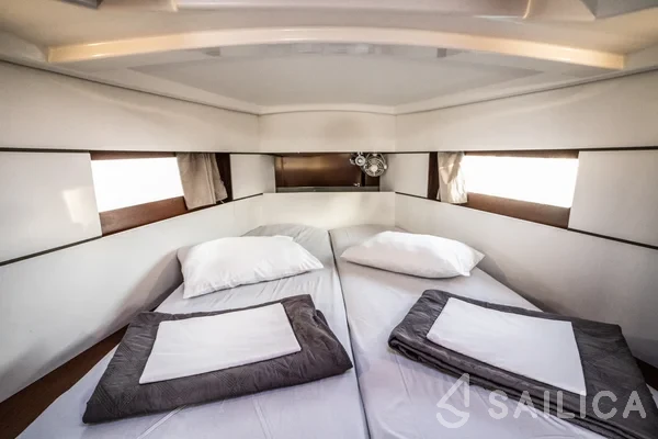 Oceanis 38.1 - Yacht Charter Sailica