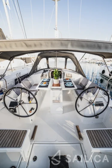 Oceanis 38.1 - Yacht Charter Sailica