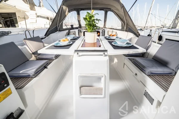 Oceanis 38.1 - Yacht Charter Sailica