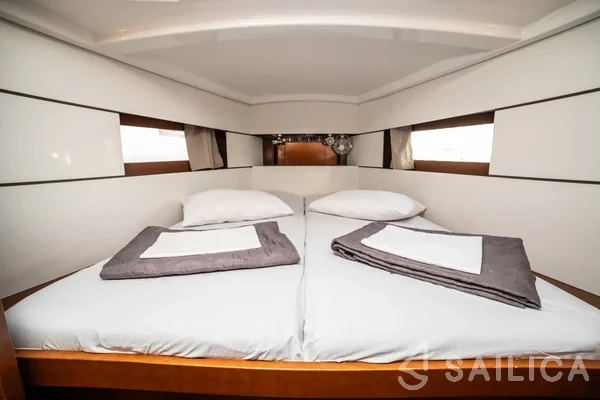Oceanis 38.1 - Yacht Charter Sailica