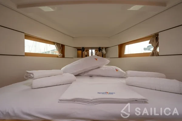 Oceanis 38.1 - Yacht Charter Sailica