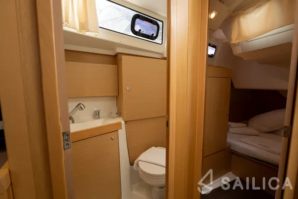 Oceanis 38.1 - Yacht Charter Sailica