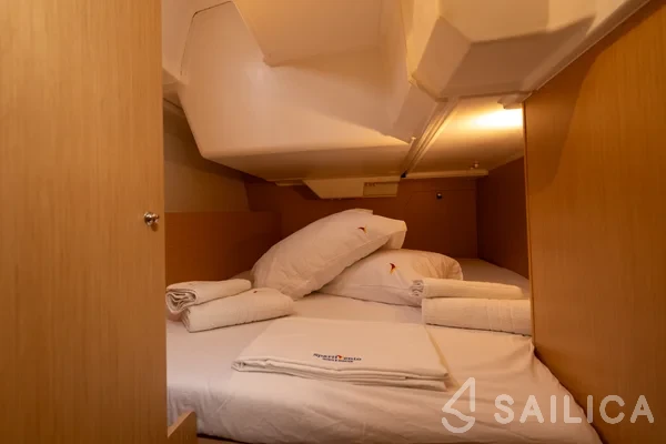 Oceanis 38.1 - Yacht Charter Sailica