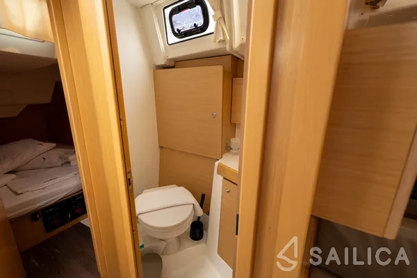 Oceanis 38.1 - Yacht Charter Sailica