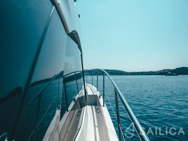Bavaria R40 FLY - Yacht Charter Sailica