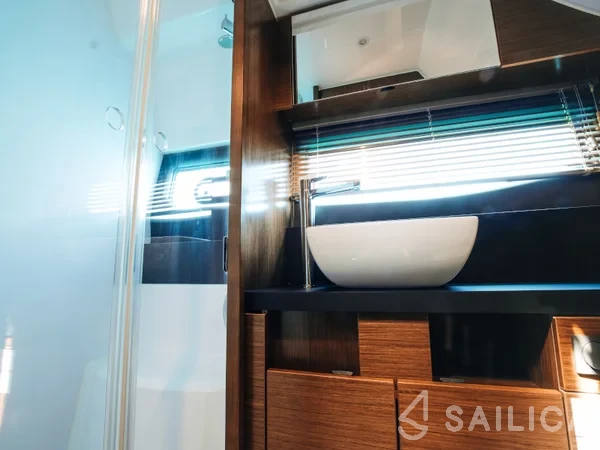 Bavaria R40 FLY - Yacht Charter Sailica