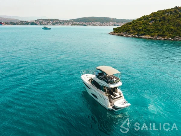 Bavaria R40 FLY - Yacht Charter Sailica