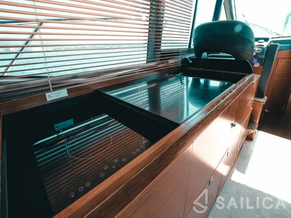 Bavaria R40 FLY - Yacht Charter Sailica