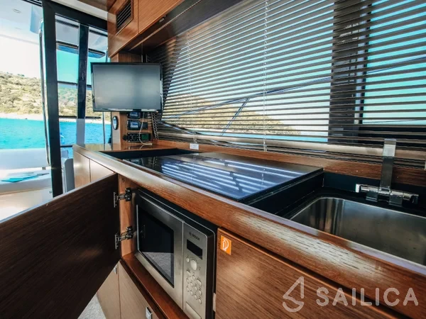 Bavaria R40 FLY - Yacht Charter Sailica