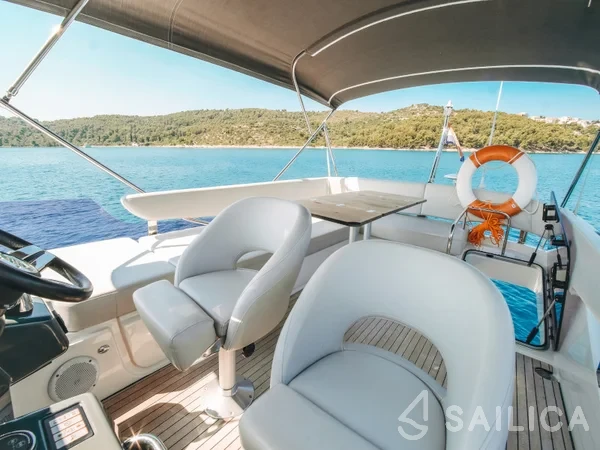 Bavaria R40 FLY - Yacht Charter Sailica